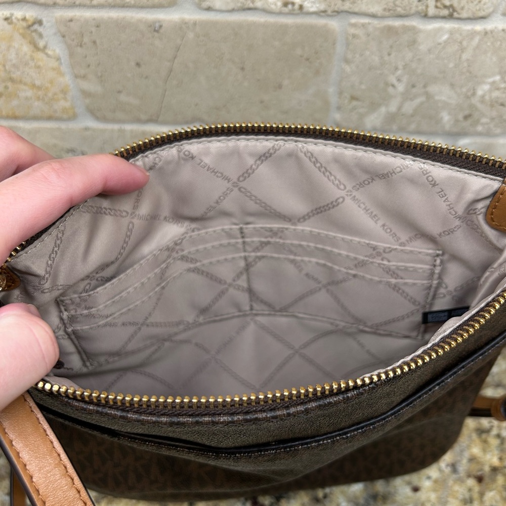 🛑 SOLD 🛑 Michael Kors crossbody, adjustable strap. EXCELLENT condition. - Picture 7 of 15